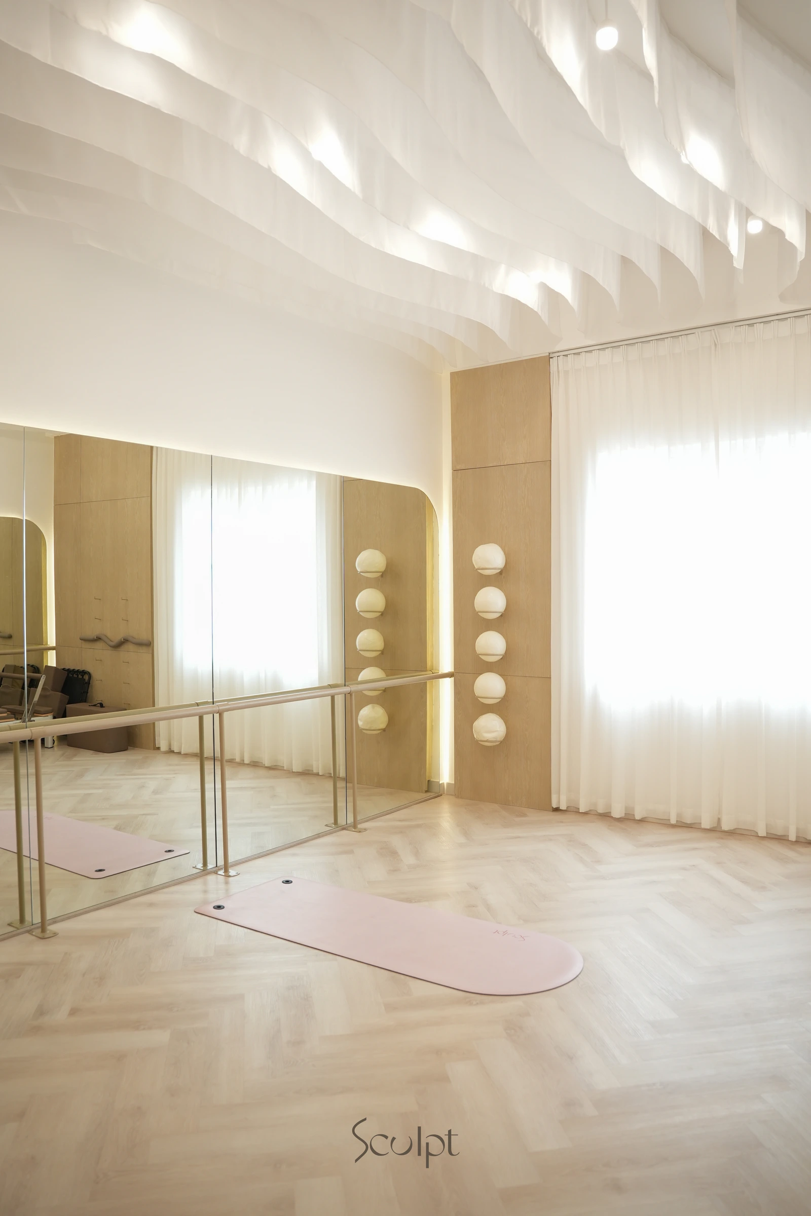 Light, mirrors, movement